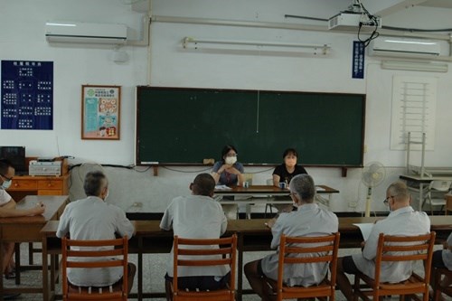 1.講師陳昭芬小姐講解「促進了解在人際關係及家庭間與人互動的風格」.jpg