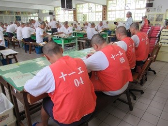 本監收容人參與工場作業.jpg