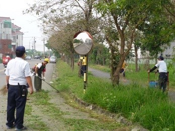 實施社區服務改善社區生活環境與敦親睦鄰培養守望相助的精神.jpg
