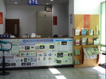 提供各種報刊雜誌及便民服務手冊.老花眼鏡讓候見家屬取閱及使用1.jpg