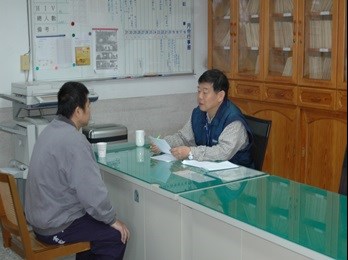 更生輔導員進行個別輔導.jpg