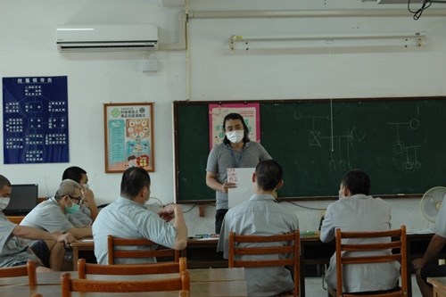 講師傅弘毅先生從遊戲卡中讓學員了解「重要家人正向經驗回顧」重要性.jpg