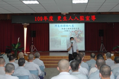 講師高肇良先生以親身經歷勉勵同學遠離毒品、拒絕毒品1.jpg