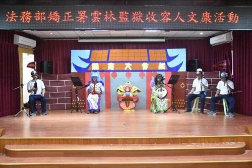 參賽同學盛裝打扮.jpg