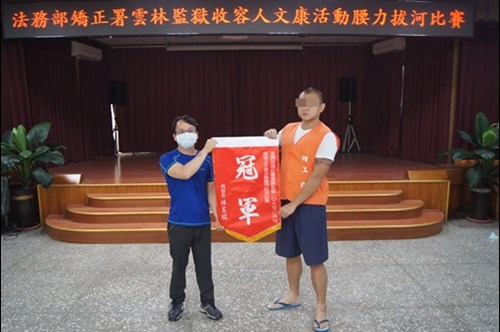 洪股長頒發第一名錦旗(JPG)