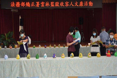 評審老專注對每幅作品評分.jpg