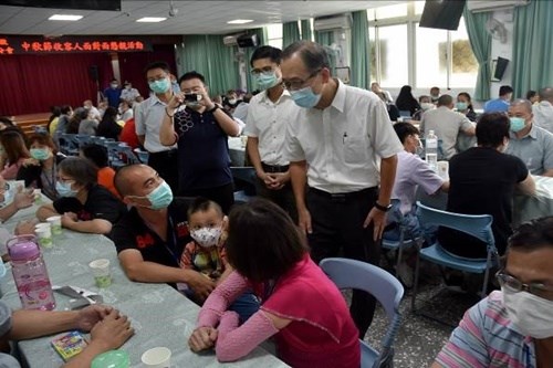 典獄長逐桌與家屬寒喧(JPG)