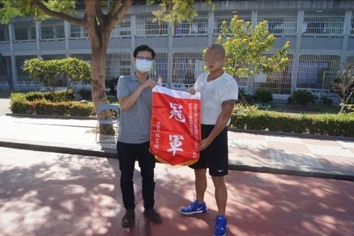 教化科長頒發第一名錦旗(JPG)