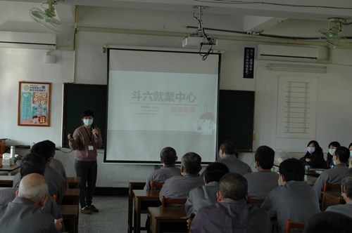 1雲林斗六就業服務站個案管理鄭慈瑩小姐宣導就業觀念.jpg