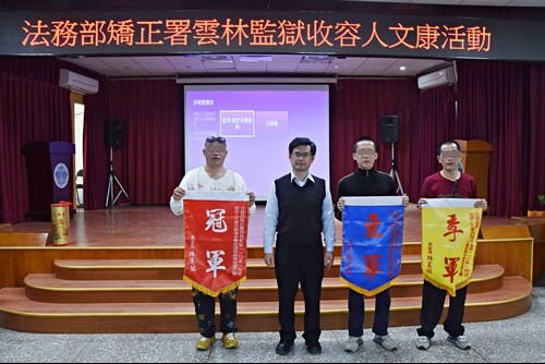 吳副典獄長頒發第一名獎狀.jpg