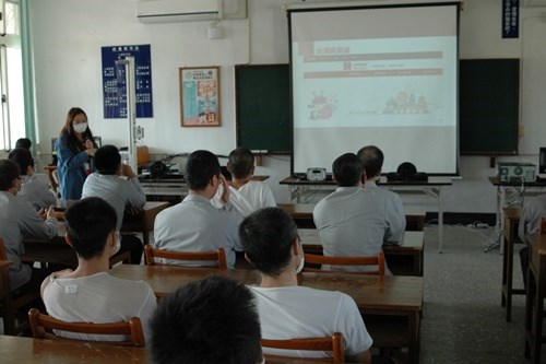 雲林斗六就業服務站個案管理劉佳芬小姐宣導就業觀念.jpg
