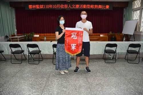 黃秘書頒發第一名獎狀.jpg