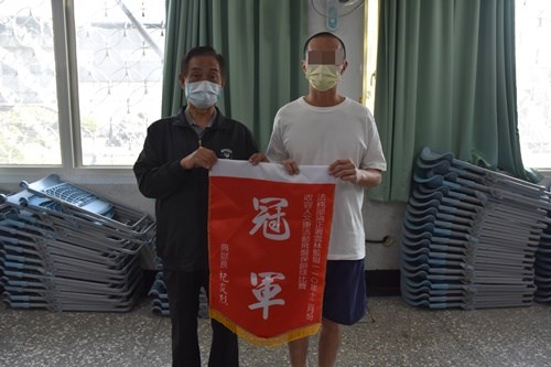 科長頒發冠軍錦旗(JPG檔)