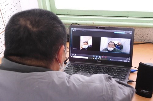 更生保護會雲林分會主任以視訊方式訪談受刑人(JPG檔)