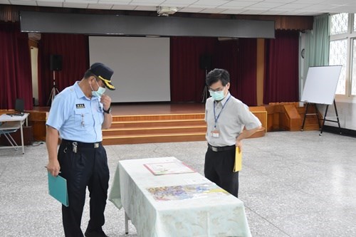 評審專注審視每個作品(JPG檔)