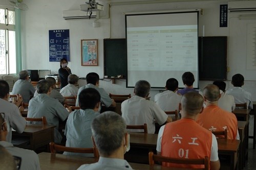 更生保護會雲林分會徐輔導員麗婷對參加收容實施問卷調查以加深印象-jpg檔