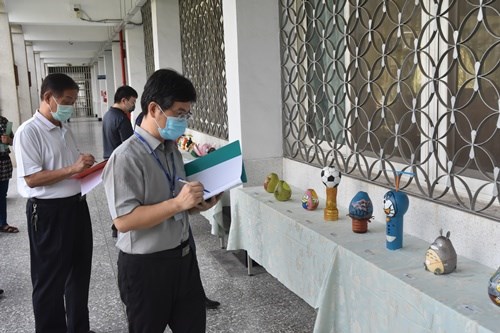 The judges focus on scoring each work.(JPG)