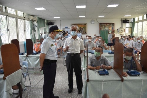 Warden cares for inmates(JPG)