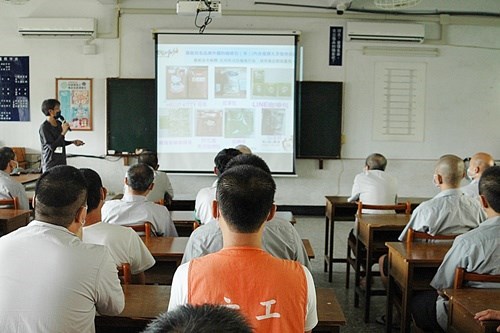 雲林縣政府衛生局個案管理員介紹毒品種類及吸食對人體之危害(JPG檔)