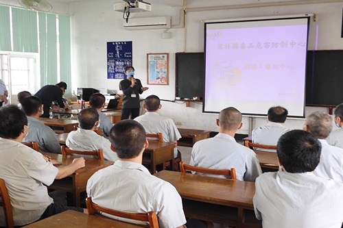 雲林縣政府衛生局個案管理員蘇○文介紹毒品危害防制中心業務事項(JPG檔)