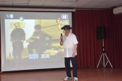 Elderly participating students dressed up(JPG)
