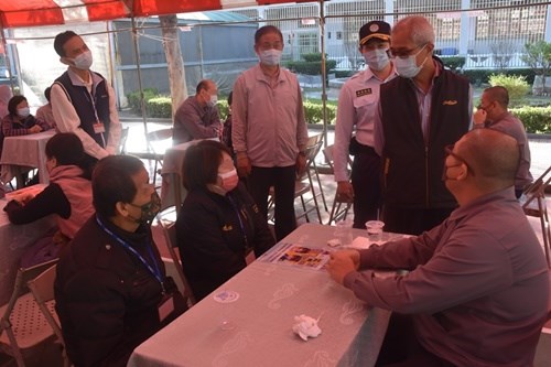 The warden chatted with his family members from table to table.(jpg)