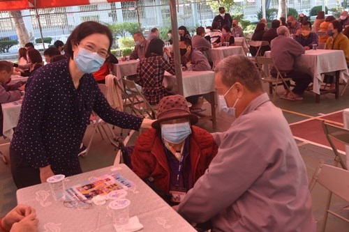 Secretary taking photo with family members.(jpg)