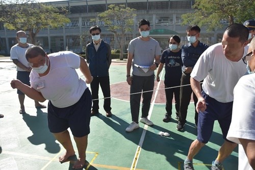 waist push-pull competition between the inmates.(JPG)