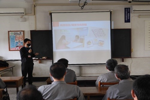 Business Counselor Presents Career Services Program.(JPG)