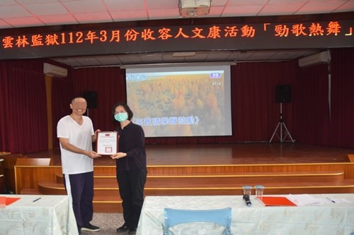 Secretary Huang awarded the first prize(JPG)