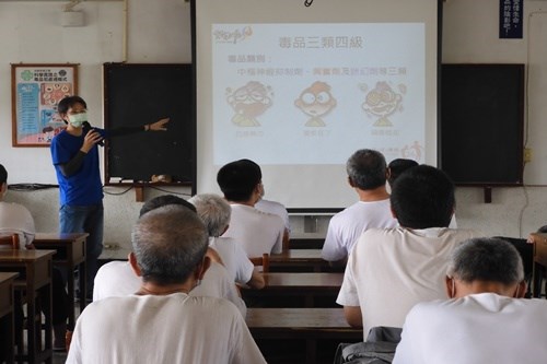 雲林縣政府衛生局個案管理員蘇○文介紹毒品類別(JPG檔)