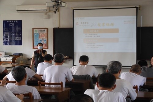 更生保護會雲林分會輔導員吳○玉介紹就業服務項目(JPG檔)