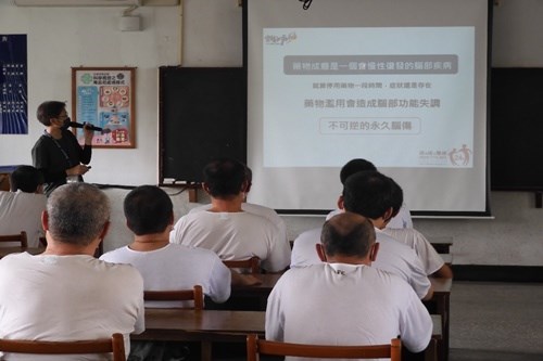 雲林縣政府衛生局個案管理員蘇○文介紹藥物成癮對腦部的危害(JPG檔)