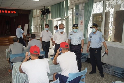 The warden cares about the situation of the detainee's phone call(JPG)