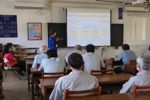 雲林縣政府衛生局個案管理員蘇○文介紹藥物成癮對腦部的危害(JPG檔)