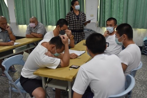 Classmates close their eyes and think about the title of the song(JPG)
