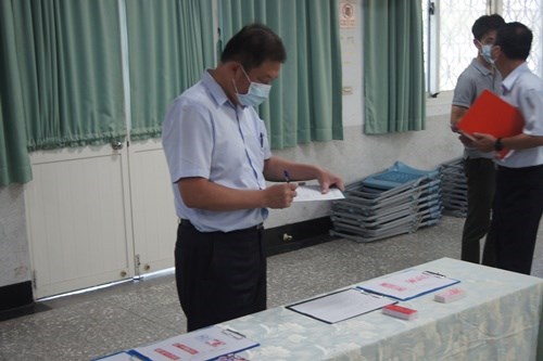 The judges carefully evaluated the works.(JPG)