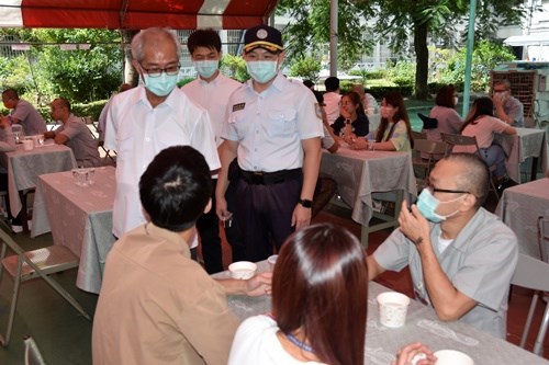 The warden went from table to table chatting with family members(JPG)