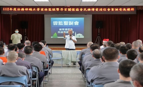The warden encouraged the inmates