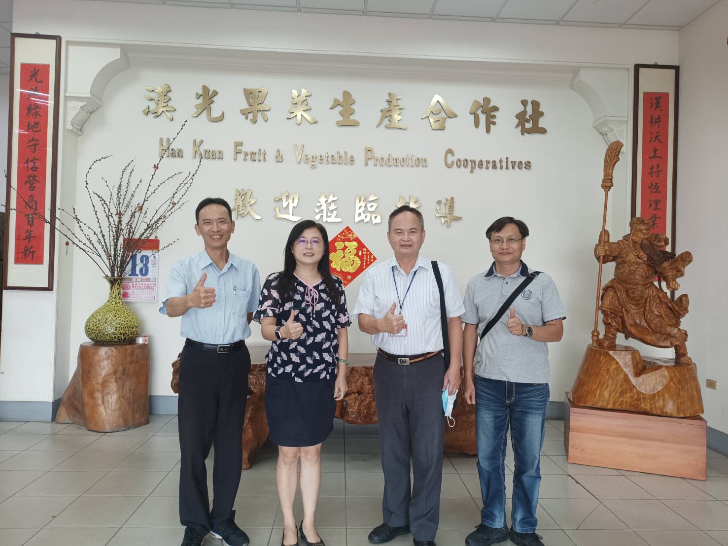 本監與漢光公司總經理呂美珠(右三)交流情形