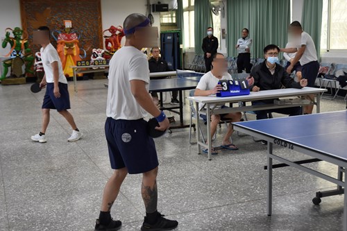 The individual players played a table tennis match that was no less exciting than that of professional athletes.