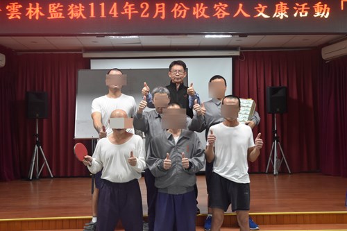 The head of the Education Department took a group photo with the winners