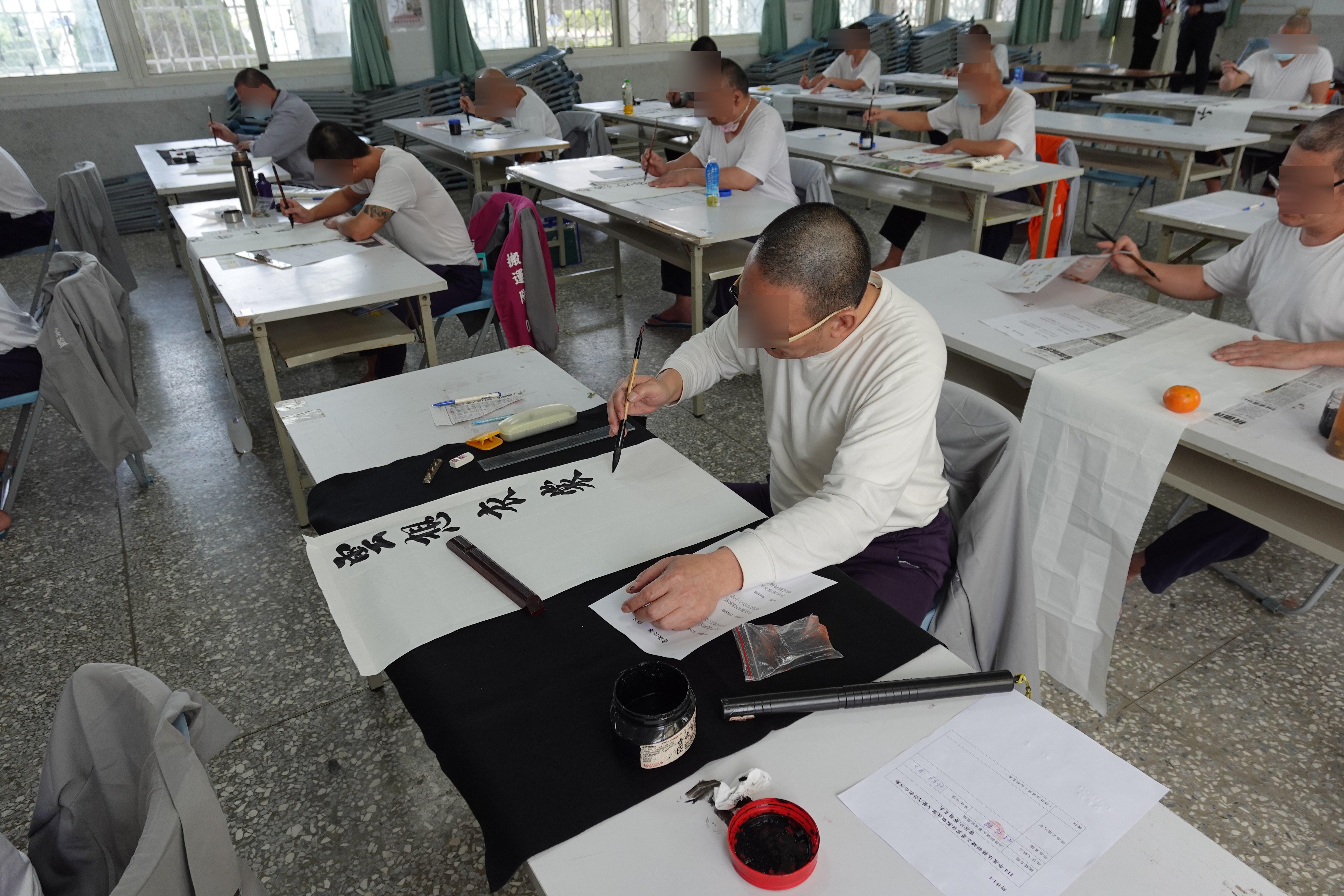 比賽過程中每位參賽者全神專注揮毫