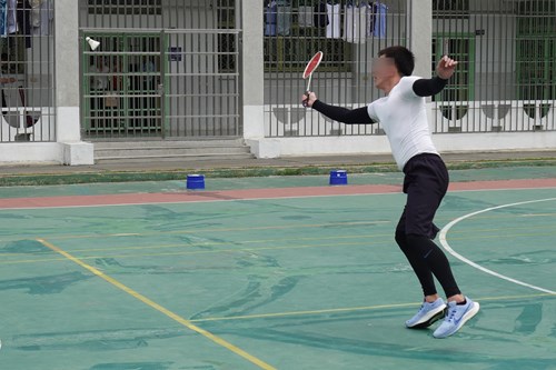 個人組冠軍選手張Ｏ興專注地回擊對方選手之發球