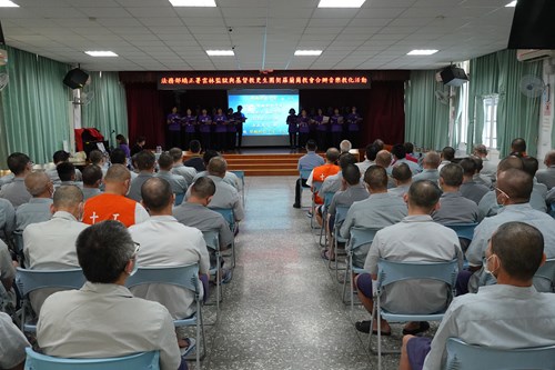 羅蘭崗教會的弟兄姐妹們共同唱頌教會詩歌，收容人心靈也隨著音樂跳動的旋律而逐漸平靜，氛圍歡愉而喜樂。