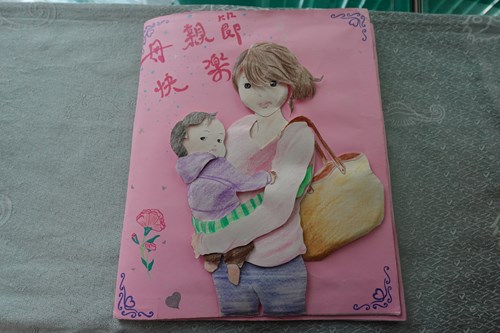 收容人寫信時總覺得千言萬語難以落筆，藉由母親節卡片的製作以表達對母親的感謝與真摯深情。