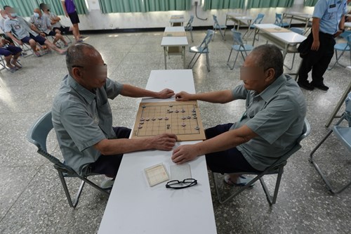 On the field, the players were calm and thoughtful, showing good chess style.